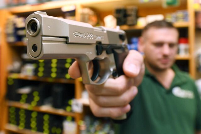 Mann hält Schreckschusswaffe in der Hand