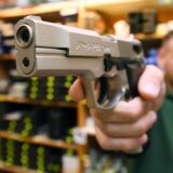 Mann hält Schreckschusswaffe in der Hand