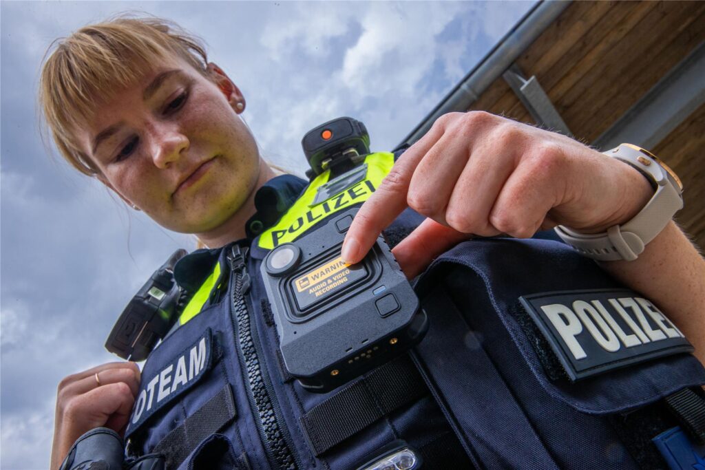 Bodycam bei einer Polizistin. Bodycam bei einer Polizistin.