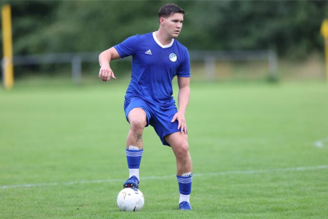 Ein Spieler des VfL Senden hat den Ball am Fuß.