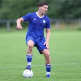 Ein Spieler des VfL Senden hat den Ball am Fuß.