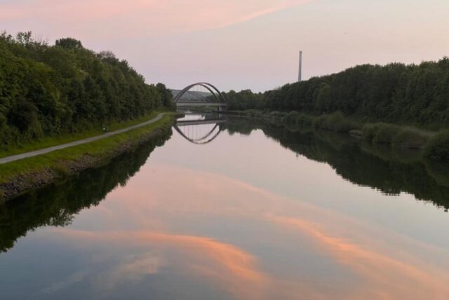 Der Datteln-Hamm-Kanal bei Rünthe im Abendlicht. Die Wolken spiegeln sich im Wasser.