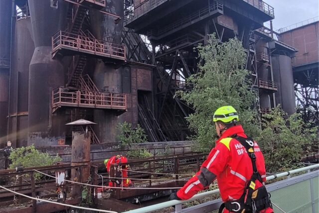 Die Feuerwehr Oberhausen hat eine Person aus einem 10 Meter tiefen Kohlebunker gerettet.