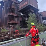 Die Feuerwehr Oberhausen hat eine Person aus einem 10 Meter tiefen Kohlebunker gerettet.