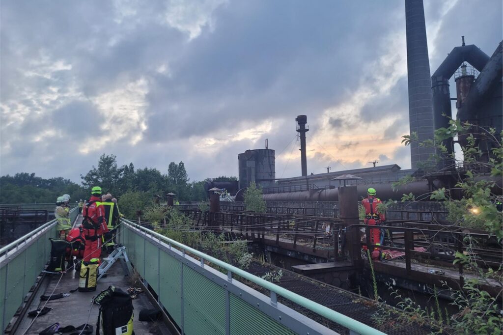 Die Feuerwehr Oberhausen hat eine Person aus einem 10 Meter tiefen Kohlebunker gerettet. Die Feuerwehr Oberhausen hat eine Person aus einem 10 Meter tiefen Kohlebunker gerettet.