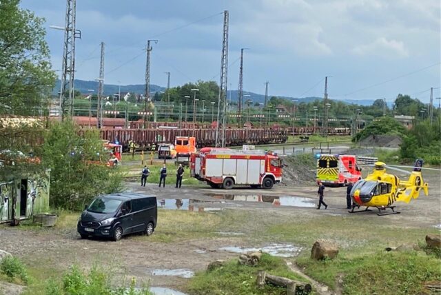 Am Bahnhof in Schwerte sind Polizei, Feuerwehr und ein Hubschrauber im Einsatz.