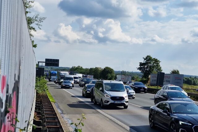 Autos fahren über die A1 zwischen Kamen und Unna