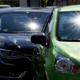 Sonne scheint auf parkende Autos.