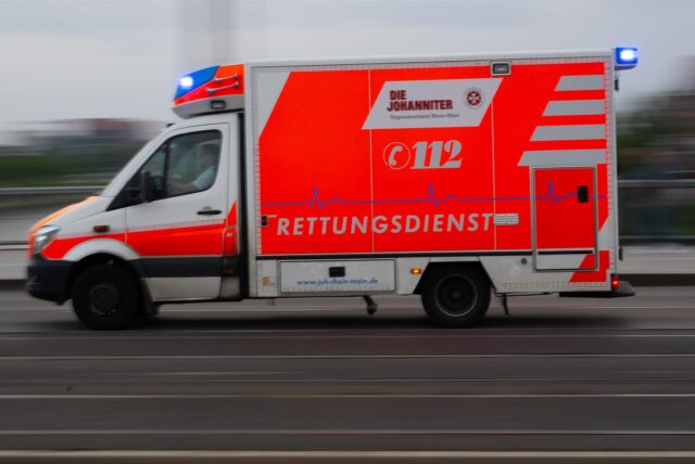 Ein Rettungswagen fährt zu einem Einsatz.
