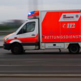 Ein Rettungswagen fährt zu einem Einsatz.