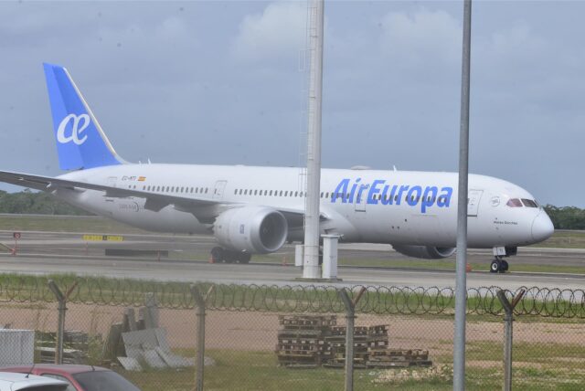Ein Flugzeug von Air Europa mit 325 Passagieren zwischen Spanien und Uruguay muss wegen Turbulenzen notlanden.