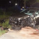 Ein demoliertes Auto steht vor einem Baum auf der Industriestraße in Bergkamen.