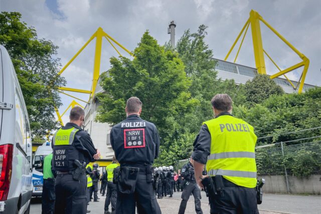 Polizeibeamte stehen vor dem Signal Iduna Park.