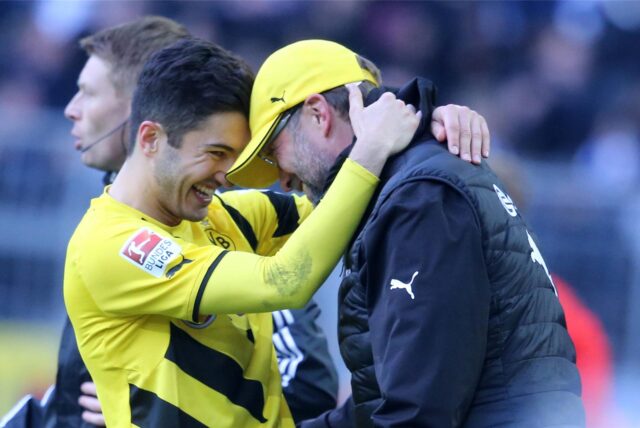 Nuri Sahin und Jürgen Klopp umarmen sich.