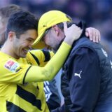 Nuri Sahin und Jürgen Klopp umarmen sich.