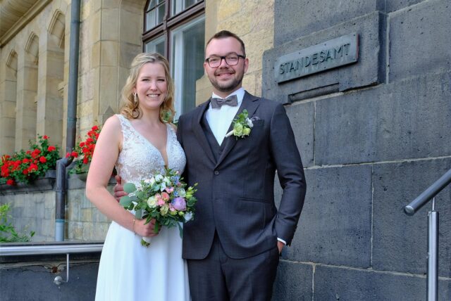 Die Eheleute Carolin Colen und Björn Schlegel nach ihrer Hochzeit vor dem Standesamt in Recklinghausen