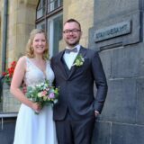 Die Eheleute Carolin Colen und Björn Schlegel nach ihrer Hochzeit vor dem Standesamt in Recklinghausen