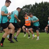 Eine schweißtreibende Trainingseinheit stand für die SuS-Kicker auf dem Lünerner Rasengeläuf an.