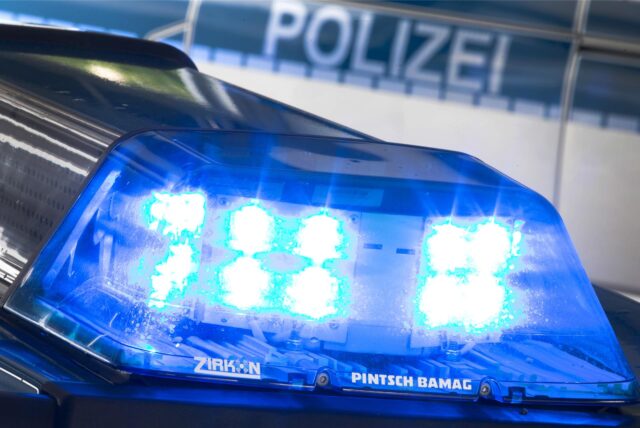 Die Polizei Dortmund sucht seit 2023 eine mutmaßliche Betrügerin, die eine 67-jährige Frau bestohlen und Geld abgehoben haben soll.