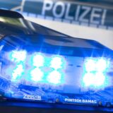 Die Polizei Dortmund sucht seit 2023 eine mutmaßliche Betrügerin, die eine 67-jährige Frau bestohlen und Geld abgehoben haben soll.