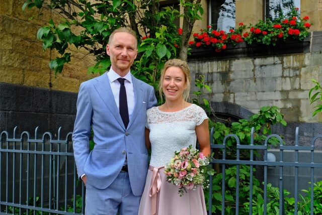 Die Eheleute Julia Kotte und Phillip Bobowski nach ihrer Trauung vor dem Rathaus in Recklinghausen