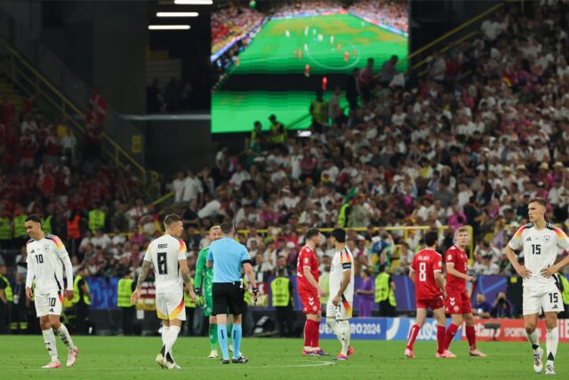 EM-Spiel Dänemark gegen Deutschland am Samstag in Dortmund. Spieler stehen auf dem Spielfeld.