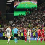 EM-Spiel Dänemark gegen Deutschland am Samstag in Dortmund. Spieler stehen auf dem Spielfeld.
