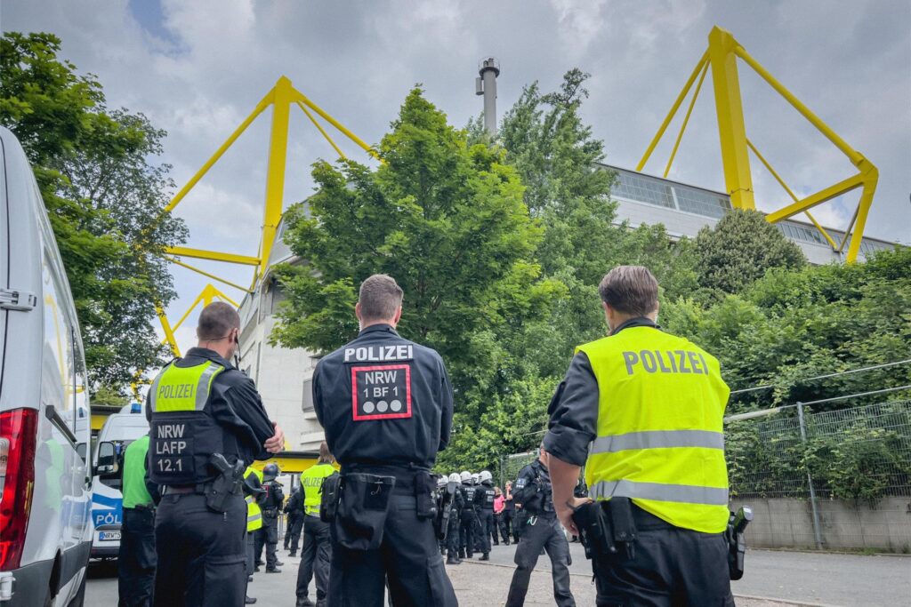 Polizeibeamte bei einer Übung für einen Großeinsatz in Dortmund im Juni 2023. Polizeibeamte bei einer Übung für einen Großeinsatz in Dortmund im Juni 2023.