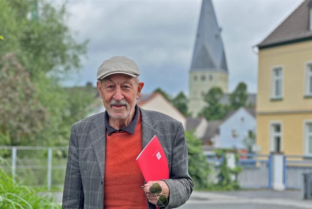 Zu sehen ist Klaus Holzer im roten Pullover und dunkler Jacke.