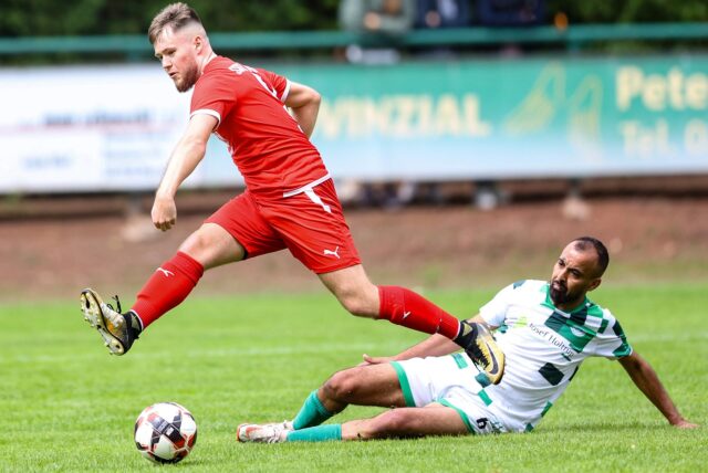 Mohammed En Naji grätscht am Spieler vom SSV Mühlhausen-Uelzen und dem Ball vorbei.