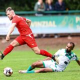 Mohammed En Naji grätscht am Spieler vom SSV Mühlhausen-Uelzen und dem Ball vorbei.
