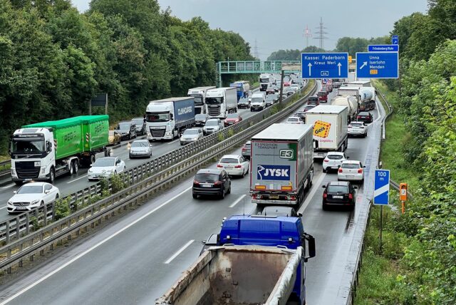 Starker Verkehr auf der Autobahn A44 am Kreuz Unna-Ost