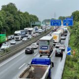 Starker Verkehr auf der Autobahn A44 am Kreuz Unna-Ost