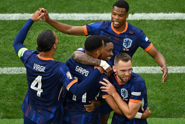 Die Niederlande feiert den Viertelfinaleinzug.