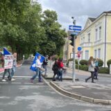 Ein gutes Dutzend „freier Menschen“ demonstriert am Dienstagabend (2. Juli) in Unna gegen Krieg, Waffenlieferungen und Wehrpflicht.