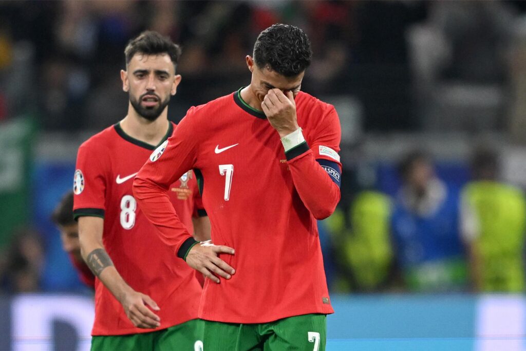 Portugals Cristiano Ronaldo ist nach seinem verschossenen Elfmeter im EM-Achtelfinale 2024 gegen Slowenien enttäuscht. Portugals Cristiano Ronaldo ist nach seinem verschossenen Elfmeter im EM-Achtelfinale 2024 gegen Slowenien enttäuscht.