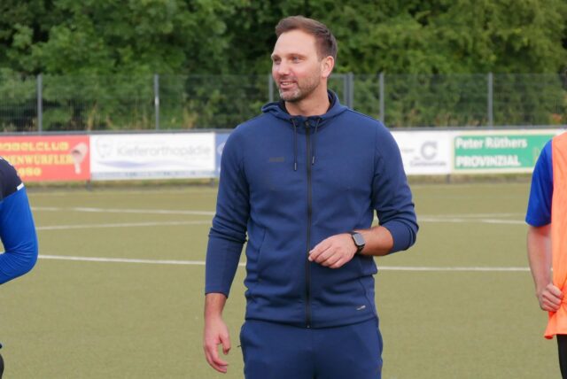 In der Runde nach dem Trainingsauftakt vom Werner SC spricht Trainer Sven Pahnreck über das Trikot-Problem.