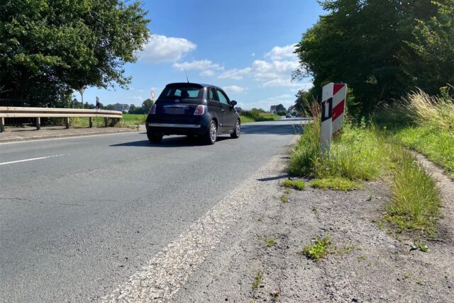 Ein Fiat 500 fährt auf der Hagener Straße in Schwerte.