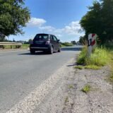 Ein Fiat 500 fährt auf der Hagener Straße in Schwerte.