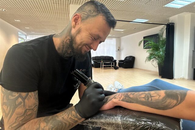Meik Elzmann (41) beim Tätowieren.