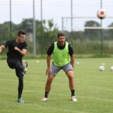 Tobias Temmann coacht bei einer Übung.