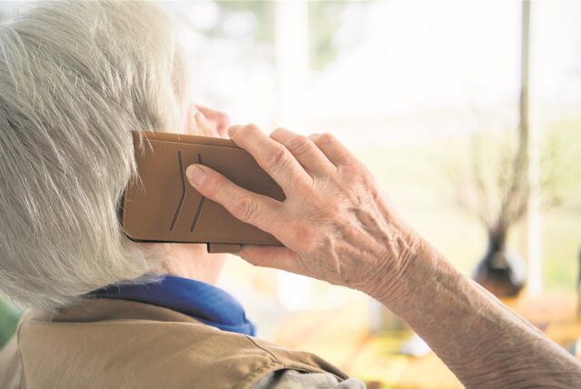 Eine Seniorin telefoniert