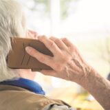 Eine Seniorin telefoniert