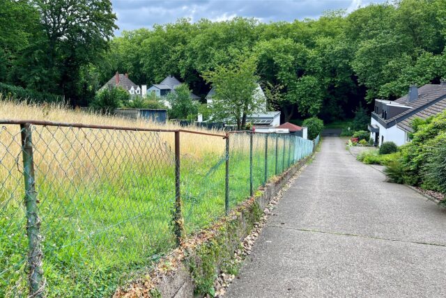 Der Bergpfad führt auf die Bornekampstraße in Unna. Direkt dahinter beginnt der Bornekamp.