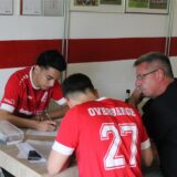 Yaser Belhan und Hamit Odabasi füllen zusammen mit Thorsten May (r.) die Mitgliedsanträge aus.