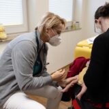 Tanja Brunnert, Kinderärztin und Sprecherin für Niedersachsen im Berufsverband der Kinder- und Jugendärzte, impft in einem Behandlungszimmer ihrer Kinderpraxis einen Säugling gegen Respiratorisches Synzytial-Virus (RSV)