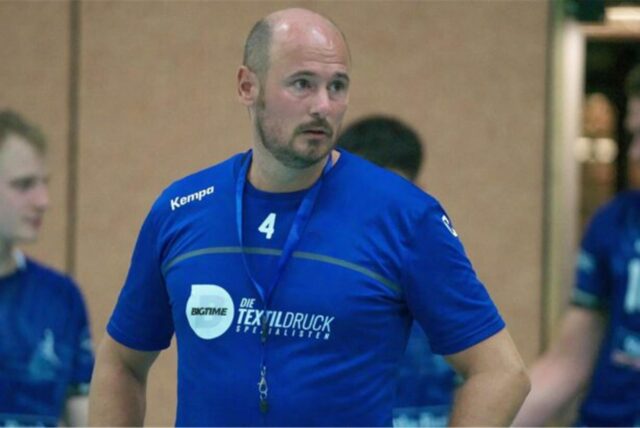 Daniel Schnellhardt guckt auf das Spielfeld.
