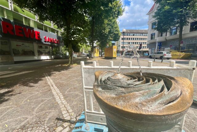 Der Brunnen auf dem Sonnenplatz im Kreuzviertel ist wieder da. Er war bei einem Unfall zerstört worden.