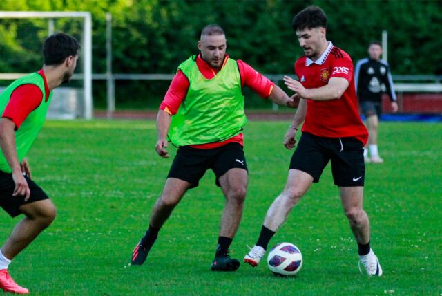 Ahmet Örnek (m.) versucht an den Ball zu kommen.