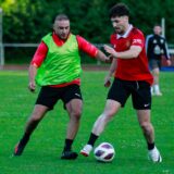 Ahmet Örnek (m.) versucht an den Ball zu kommen.